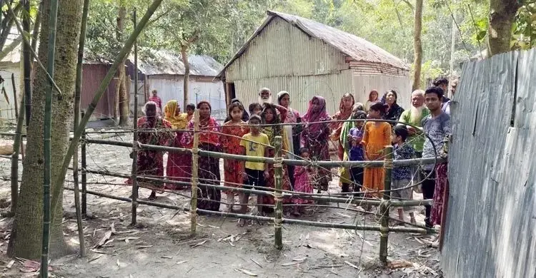 Road blockade over land dispute leaves 30 families stranded