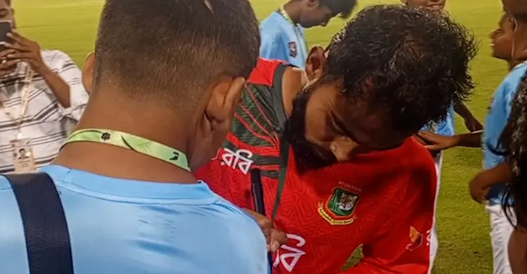 ক্ষুদে ভক্তদের অটোগ্রাফ দিচ্ছেন তৌহিদ হৃদয়