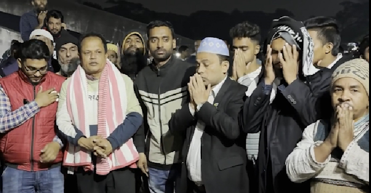 খালেদা জিয়ার সমাধিস্থলে প্রবেশ করতে না দেওয়ায় বাইরে দাঁড়িয়ে মোনাজাত করছেন নেতাকর্মীরা