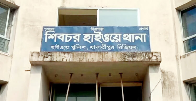 মাদারীপুরে এক্সপ্রেসওয়েতে মাইক্রোবাস-কাভার্ডভ্যান সংঘর্ষে নিহত ২