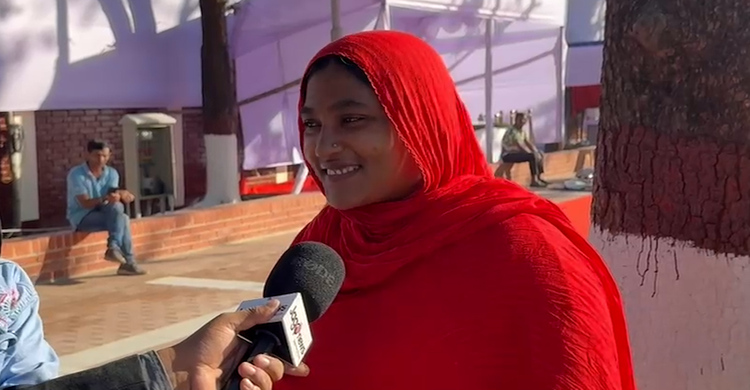 পুলিশের সামনেই বুদ্ধিজীবীদের শ্রদ্ধা নিবেদনের ফুল লুটপাট