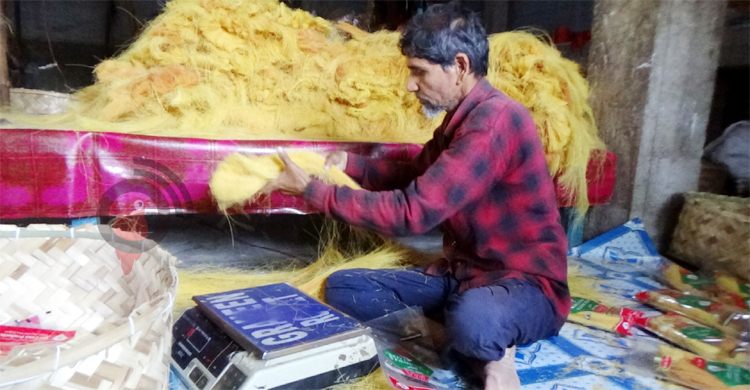 সেমাই তৈরিতে ব্যস্ত কারিগররা