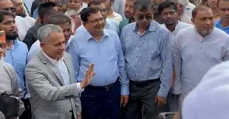 বাস স্ট্যান্ডে যেয়ে যাত্রীদের খোঁজ নিলেন সড়কমন্ত্রী রবিউল আলম