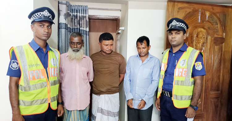 গোসলে নামা পর্যটকদের ব্যাগ টার্গেট করতেন তারা