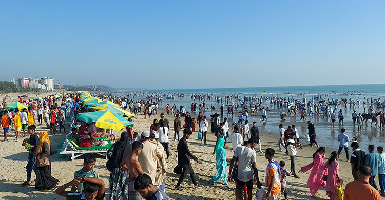 পর্যটক-দর্শনার্থীতে লোকারণ্য কক্সবাজার সৈকত