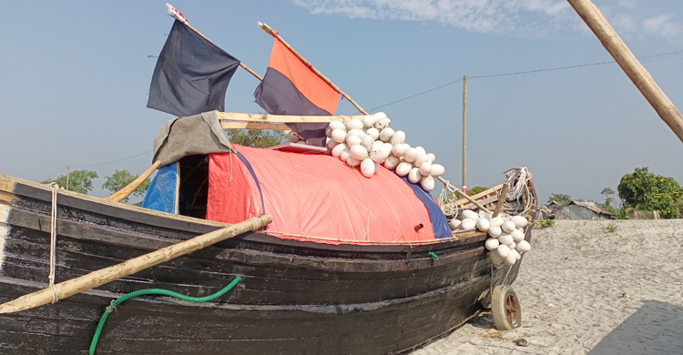 রাত ১২টা বাজার অপেক্ষায় জেলেরা