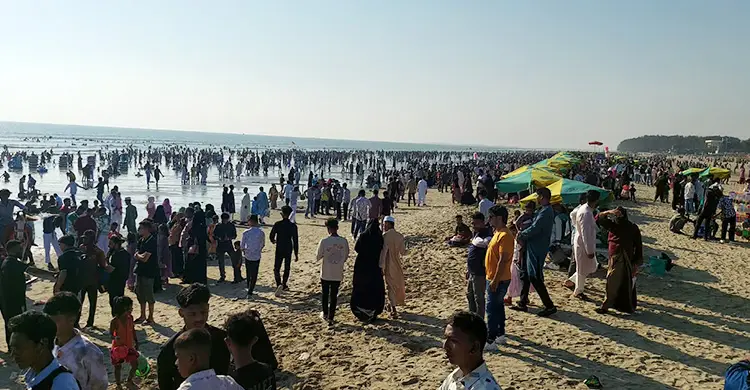 পর্যটক-দর্শনার্থীতে লোকারণ্য কক্সবাজার সৈকত