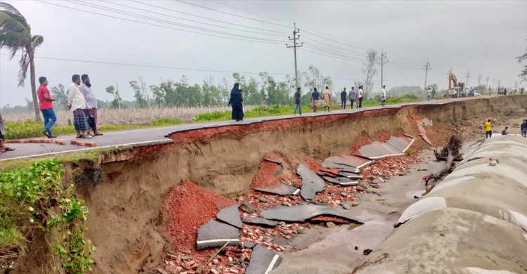 ঢেউয়ের তোড়ে ভাঙনের কবলে মেরিন ড্রাইভ