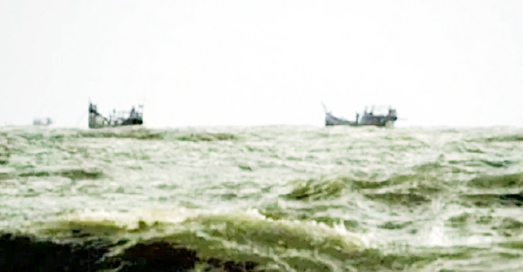 ৯৯৯-এ কল দিয়ে প্রাণে বাঁচলেন সাগরে ডুবতে থাকা ১৮ জেলে