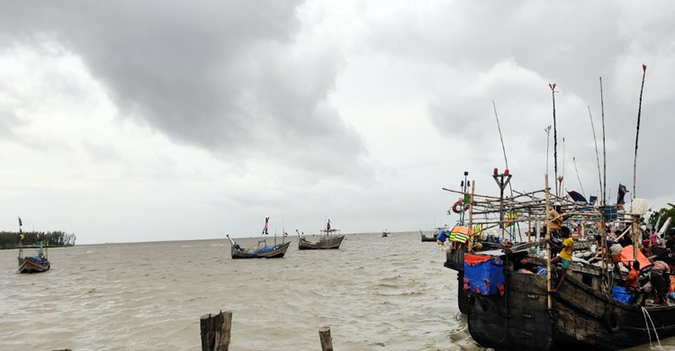 ইঞ্জিন বিকল, ৩ দিন ধরে সাগরে ভাসছেন ১৭ জেলে