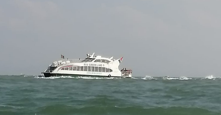 ডুবোচরে আটকে গেলো পর্যটকবাহী জাহাজ, দেড়ঘণ্টা পর উদ্ধার