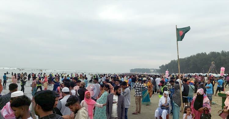 শীতের বিদায়লগ্নে পর্যটকে মুখর কক্সবাজার