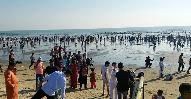 পর্যটক-দর্শনার্থীতে লোকারণ্য কক্সবাজার সৈকত