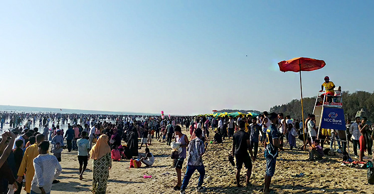 পর্যটক-দর্শনার্থীতে লোকারণ্য কক্সবাজার সৈকত
