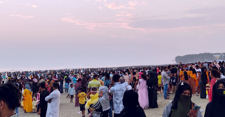 গরম উপেক্ষা করে লোকারণ্য কক্সবাজার