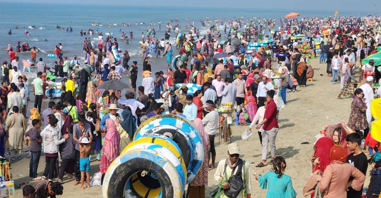 তিনদিনের ছুটিতে পর্যটক-দর্শণার্থীতে লোকারণ্য কক্সবাজার