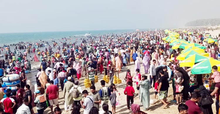 তিনদিনের ছুটিতে পর্যটক-দর্শণার্থীতে লোকারণ্য কক্সবাজার