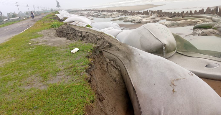 ঢেউয়ের তোড়ে ভাঙনের কবলে মেরিন ড্রাইভ