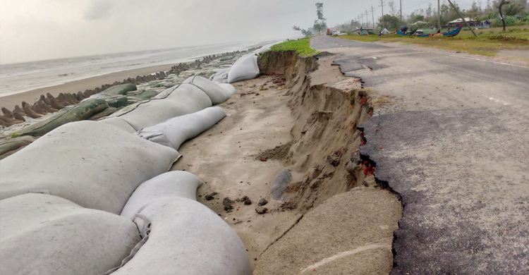 ঢেউয়ের তোড়ে ভাঙনের কবলে মেরিন ড্রাইভ