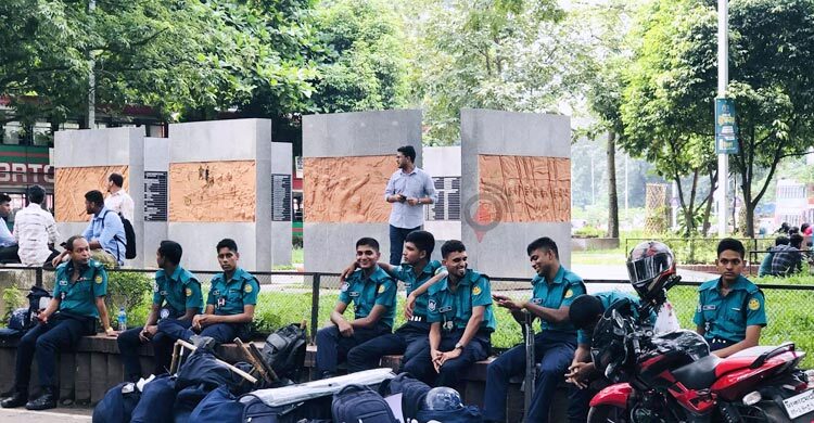 ঢাবি ক্যাম্পাসে কঠোর নিরাপত্তা, মোতায়েন পুলিশ-র‍্যাব