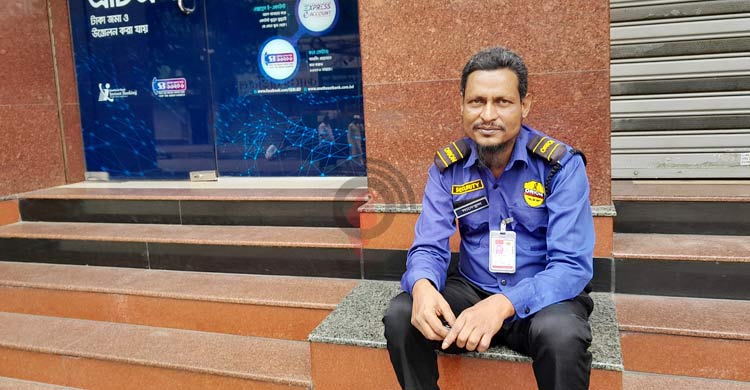 সবাই ঈদের আনন্দ করে, আমরা দূরে পরিবার রেখে রাস্তায় বসে থাকি