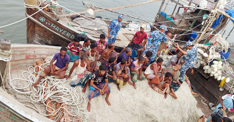 ১৫ দিন গভীর সাগরে ভাসমান ২১ জেলে জীবিত উদ্ধার