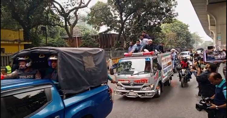 কবি কাজী নজরুলের কবরস্থানে ওসমান হাদির লাশবাহী অ্যাম্বুলেন্স