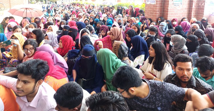 দায়ীদের চিহ্নিত ও ক্লাস-পরীক্ষার চাপ কমানোর দাবিতে বিক্ষোভ