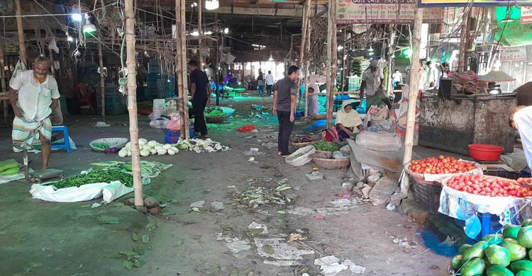 যাত্রাবাড়ী আড়ত, বেশিরভাগ দোকান বন্ধ, পণ্যের সরবরাহ-ক্রেতা কম