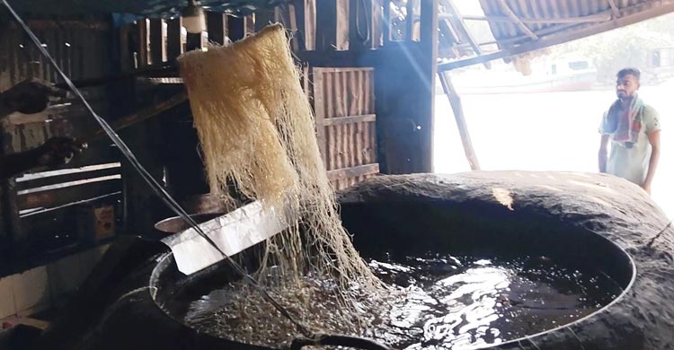 পবিত্র ঈদুল ফিতরের আনন্দকে বিষাদে রূপ দিচ্ছে ঝালকাঠির একশ্রেণির অসাধু সেমাই ব্যবসায়ী। পোড়া তেল, নোংরা মেঝে আর মানহীন উপকরণের মিশ্রণে তৈরি হচ্ছে ঈদের অন্যতম