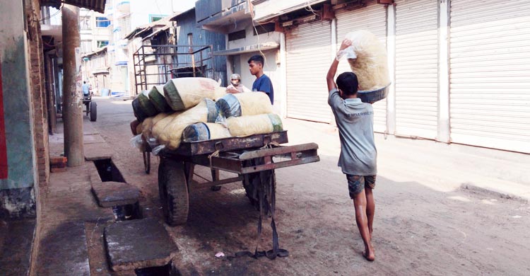 পবিত্র ঈদুল ফিতরের আনন্দকে বিষাদে রূপ দিচ্ছে ঝালকাঠির একশ্রেণির অসাধু সেমাই ব্যবসায়ী। পোড়া তেল, নোংরা মেঝে আর মানহীন উপকরণের মিশ্রণে তৈরি হচ্ছে ঈদের অন্যতম