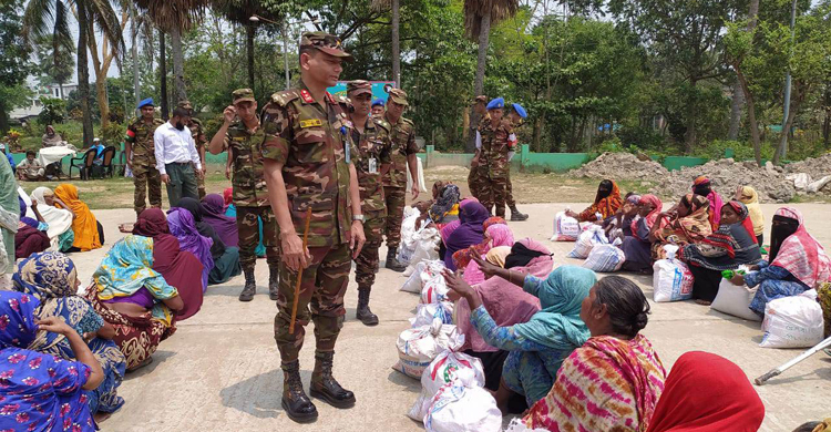 কুমিল্লায় দুস্থদের জন্য সেনাবাহিনীর ঈদ উপহার
