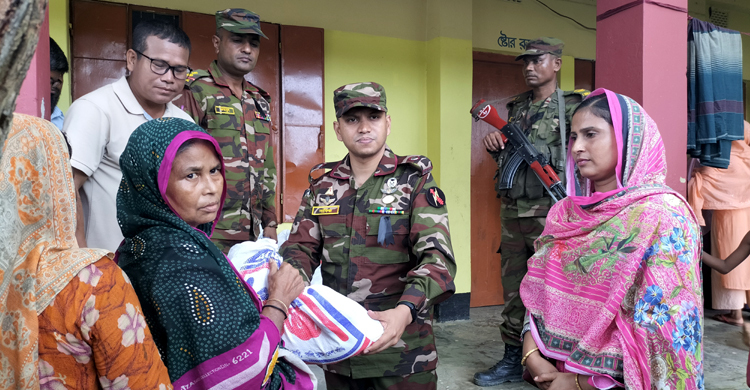 দীঘিনালায় বন্যার্তদের পাশে সেনাবাহিনী