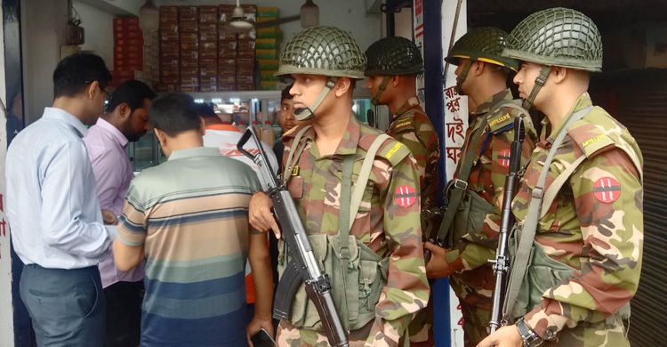 অতিরিক্ত ভাড়া নেওয়ায় সেনাবাহিনীর অভিযান