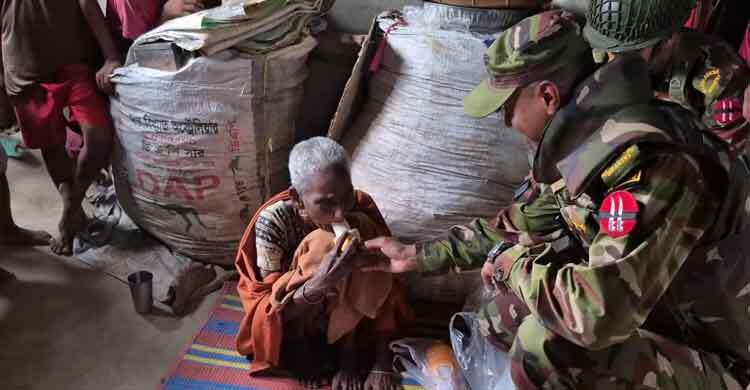 রাস্তায় ফেলে যাওয়া বৃদ্ধা মাকে ঘরে তুলে দিলো সেনাবাহিনী