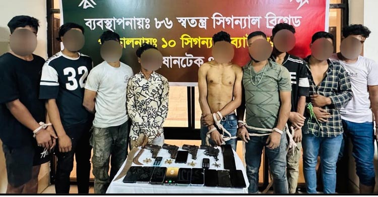 সেনাবাহিনীর অভিযানে অস্ত্র-গোলাবারুদসহ ১০ সন্ত্রাসী গ্রেফতার