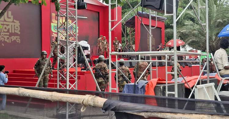 মঞ্চে নিরাপত্তা পরীক্ষায় সেনাবাহিনীর বোম্ব ডিজপোজাল ইউনিট