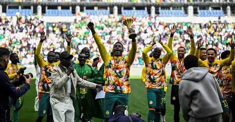 চ্যাম্পিয়নশিপ বিতর্কের মাঝেই ট্রফি নিয়ে প্যারেড করলো সেনেগাল