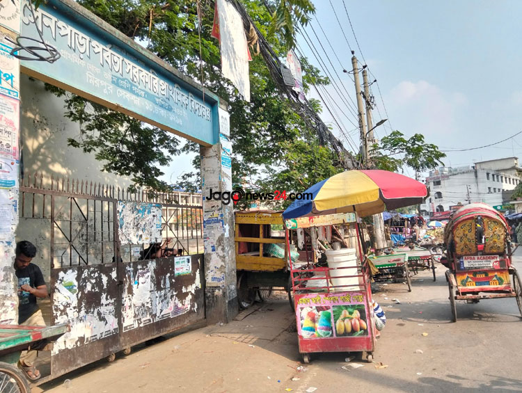 স্কুলের সামনে ময়লার ভাগাড়, ফুটপাত দখল