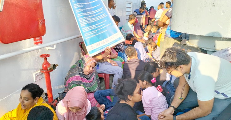 সেন্টমার্টিনের জাহাজের সিটে বসা নিয়ে যাত্রীদের মারামারি