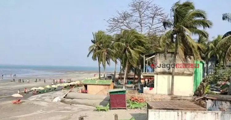 প্রাকৃতিক দুর্যোগে ভেঙে গেছে দোকানপাট/ ছবি: জাগো নিউজ