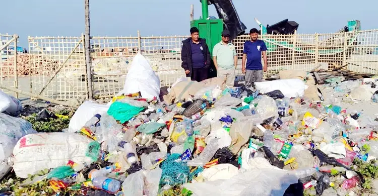 সেন্টমার্টিনে পরিচ্ছন্নতা অভিযান, দেড় টন প্লাস্টিক বর্জ্য অপসারণ