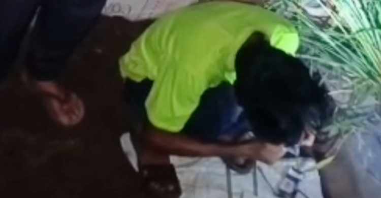 দিনাজপুরে মাদকসেবীর অনুরোধে ‘দুই টান’দেয়ার অনুমতি দিলো পুলিশ