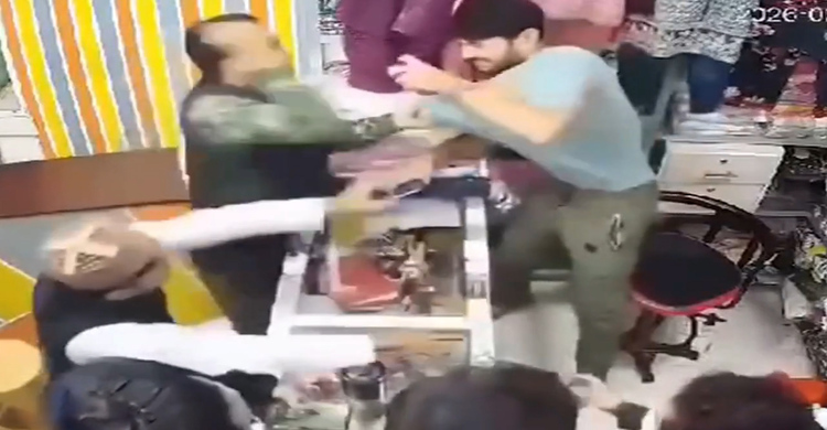 নাটোর শহরের কাপুড়িয়া পট্টিতে গার্সেন্টস ব্যবসায়িকে পে’টা’লো বখাটেরা