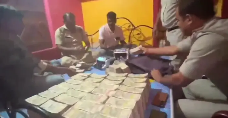 পশ্চিমবঙ্গে এক বাড়িতে অভিযান চালিয়ে ১৫ কেজি সোনা উদ্ধার