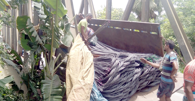 বেইলি সেতু ভেঙে রডবোঝাই ট্রাক খালে, যােগাযােগ বিচ্ছিন্ন