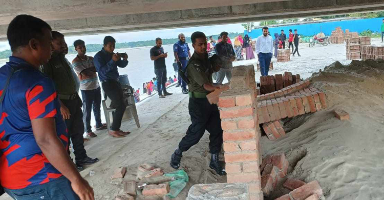 সেতুর নিচে অবৈধ স্থাপনা, গুঁড়িয়ে দিলো প্রশাসন