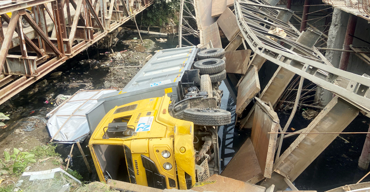 বেইলি সেতু ভেঙে ট্রাক খালে, আহত ২