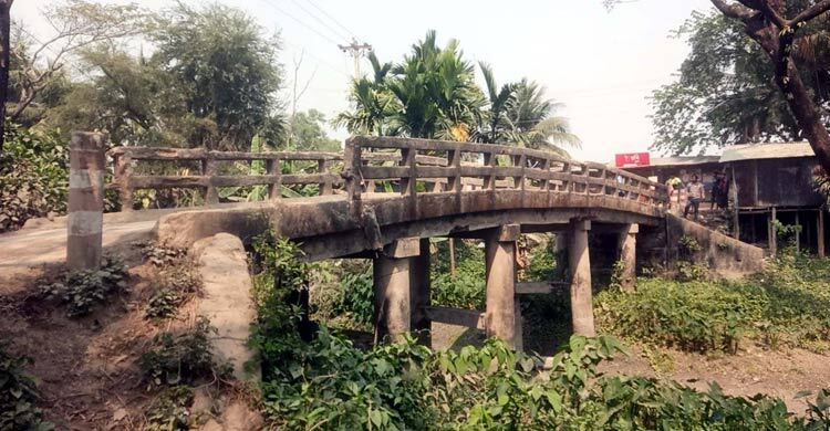 যানবাহন উঠলেই কাঁপে সেতু