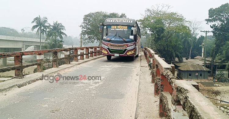গাড়ি উঠলেই কাঁপে সেতু, রেলিংগুলো কঙ্কালসার